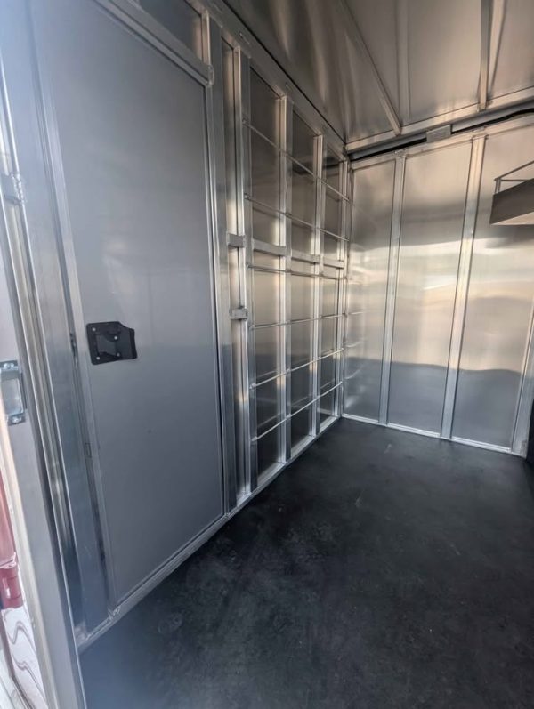 New Frontier 6 Pen Livestock Trailer - Image 9