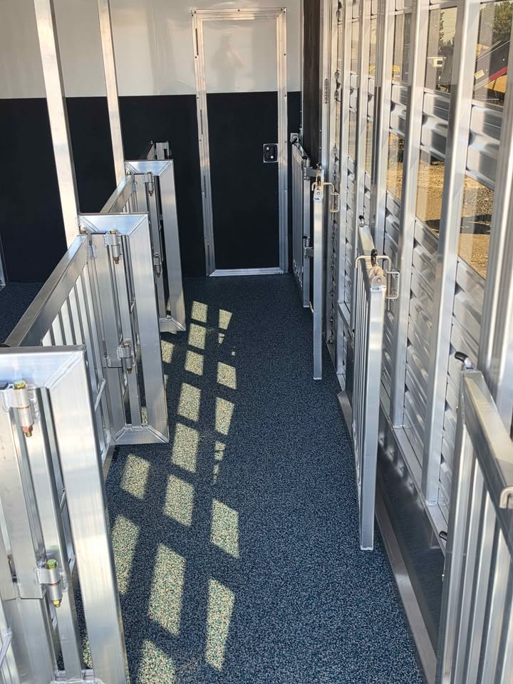 New Frontier 8 Pen Livestock Trailer - Image 5