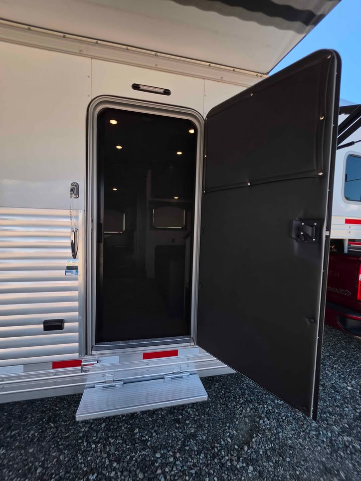 New Sooner Lariat 4 Horse 8414 Living Quarter Trailer - Image 3