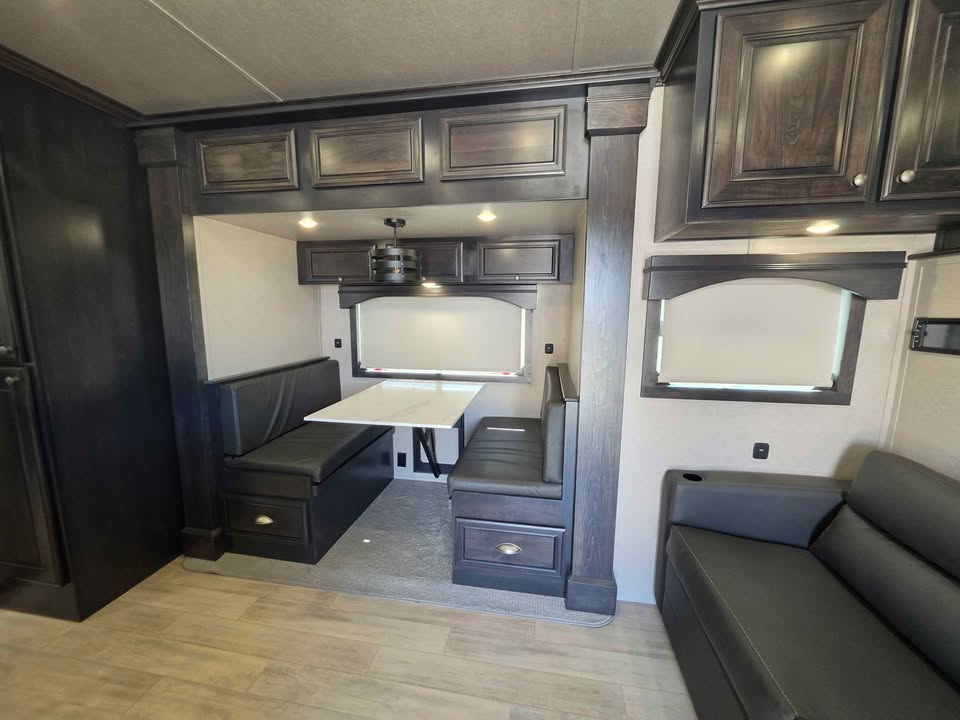New Sooner Lariat 4 Horse 8414 Living Quarter Trailer - Image 8