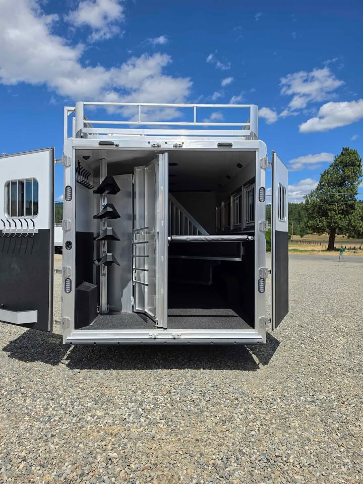 New Sooner Lariat 4 Horse 8414 Living Quarter Trailer - Image 10