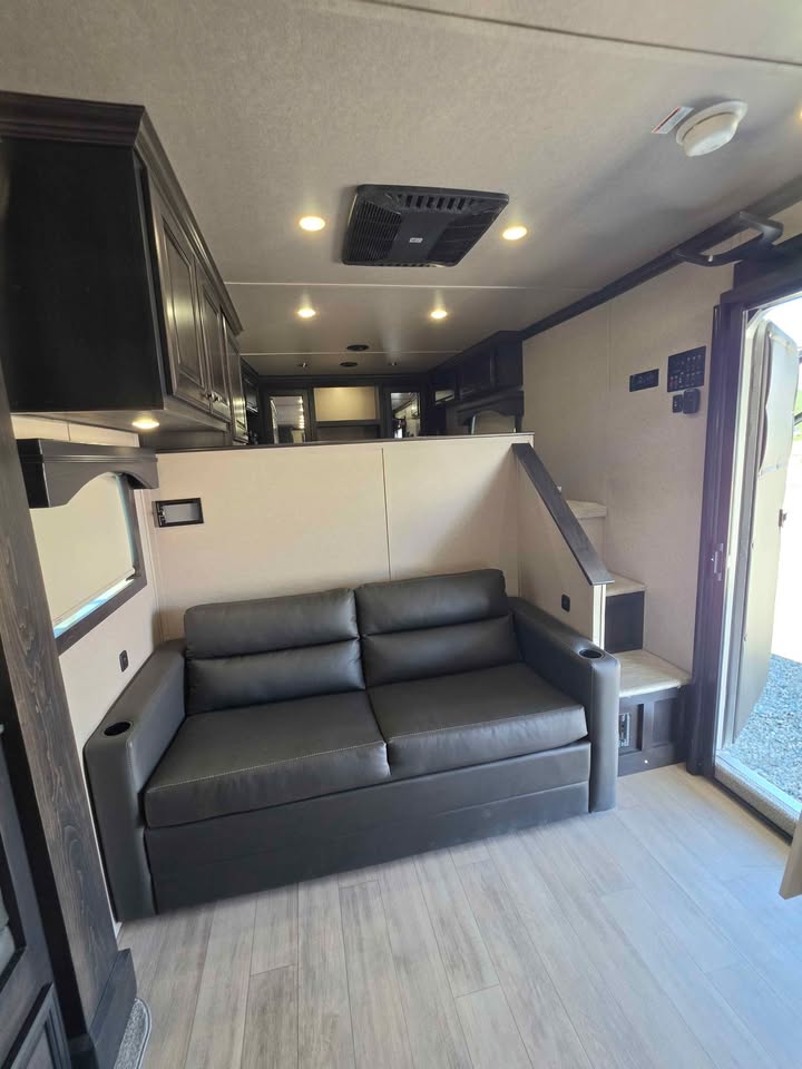 New Sooner Lariat 4 Horse 8414 Living Quarter Trailer - Image 4