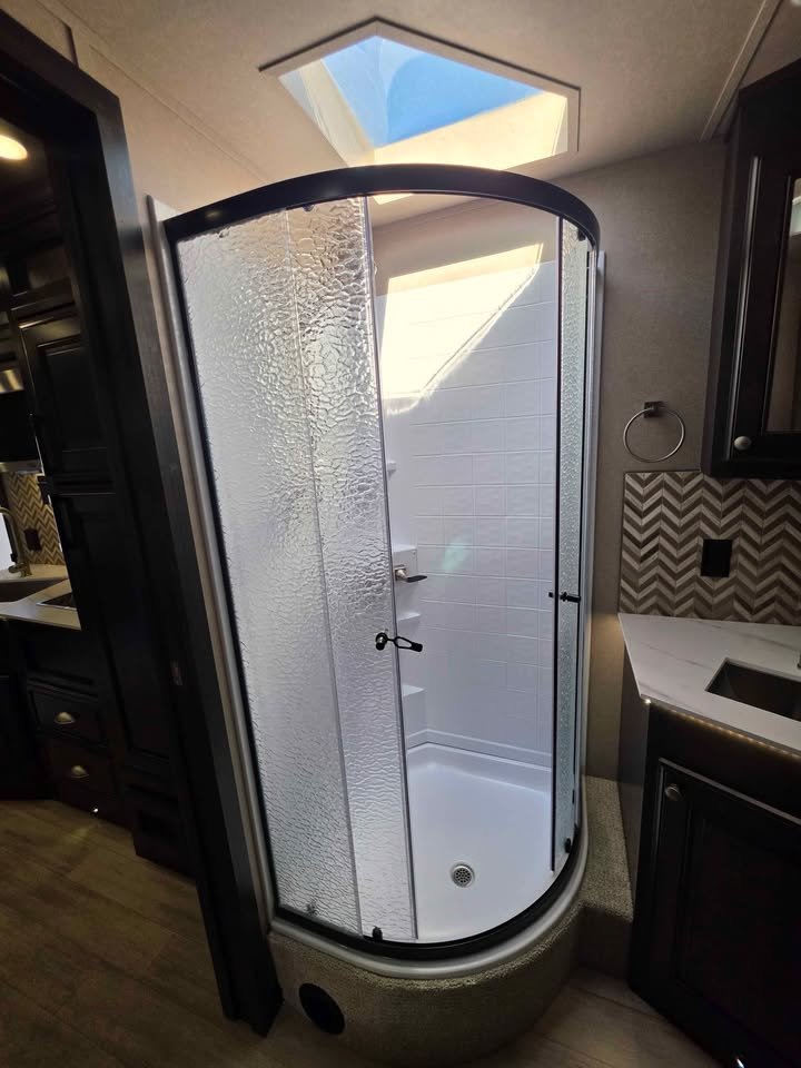 New Sooner Lariat 4 Horse 8414 Living Quarter Trailer - Image 7