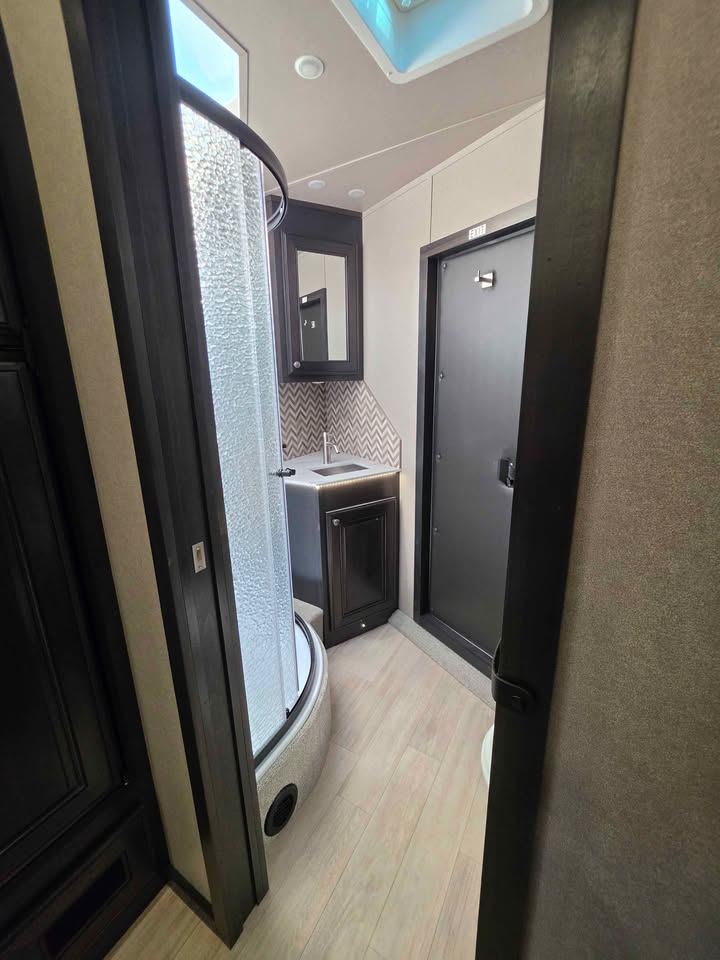 New Sooner Lariat 4 Horse 8414 Living Quarter Trailer - Image 6