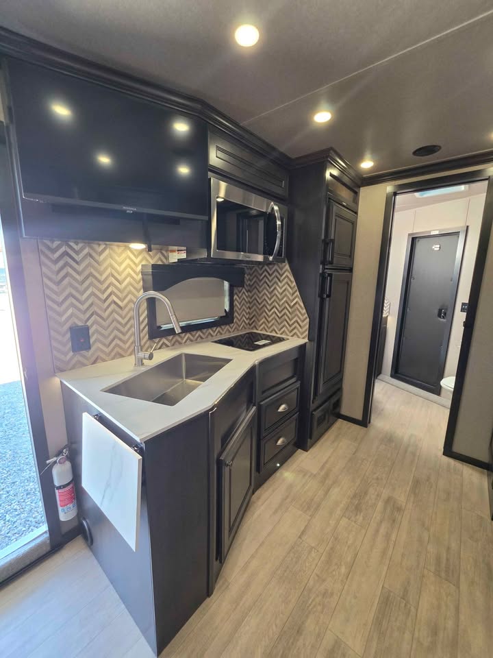 New Sooner Lariat 4 Horse 8414 Living Quarter Trailer - Image 5