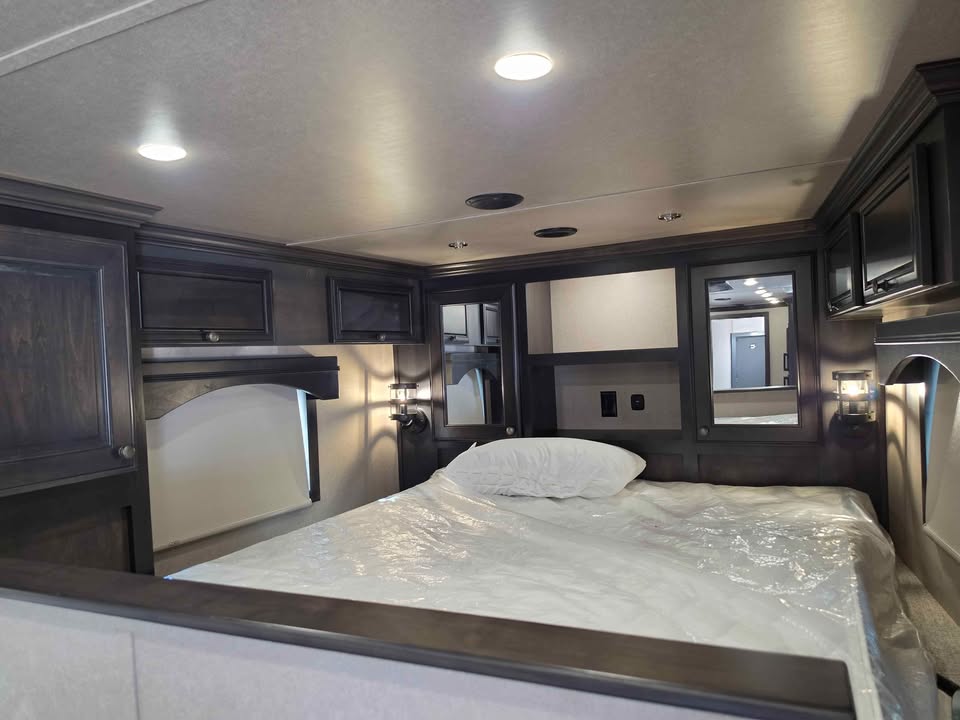 New Sooner Lariat 4 Horse 8414 Living Quarter Trailer - Image 9