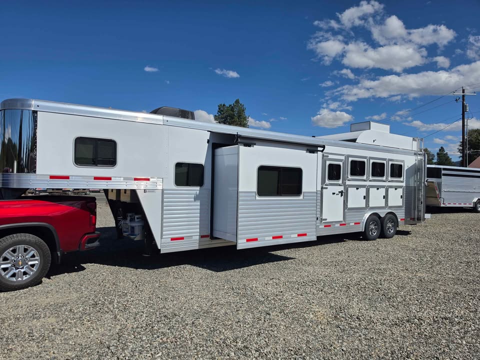 New Sooner Lariat 4 Horse 8414 Living Quarter Trailer