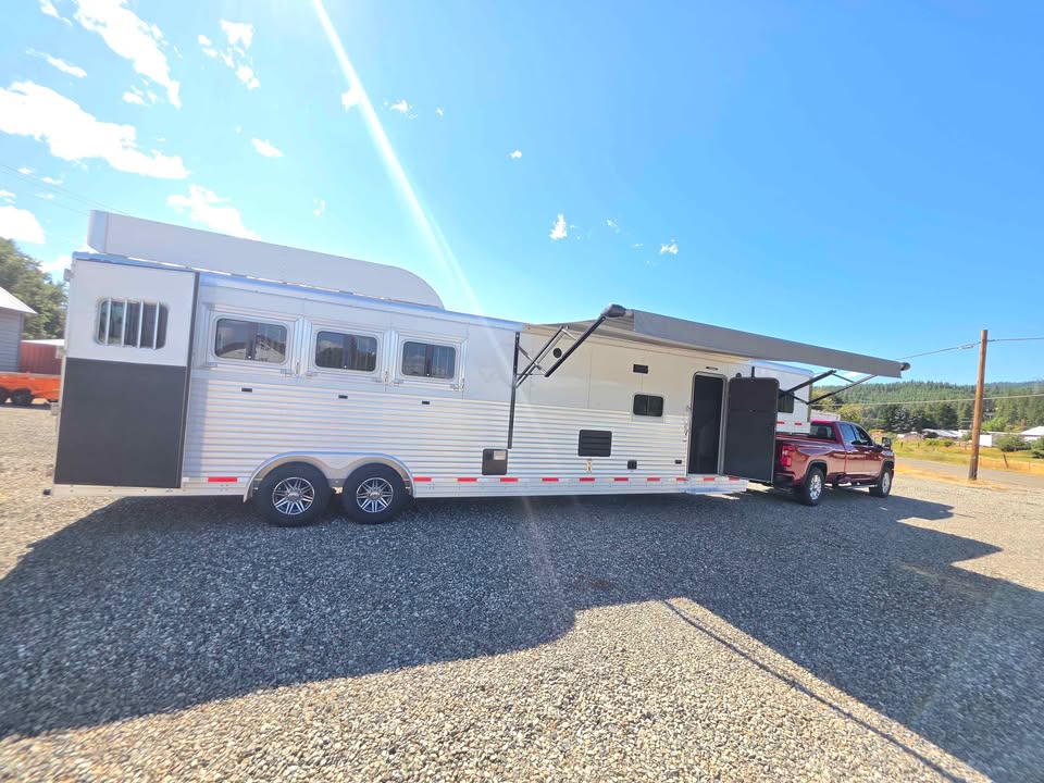 New Sooner Lariat 4 Horse 8414 Living Quarter Trailer - Image 2